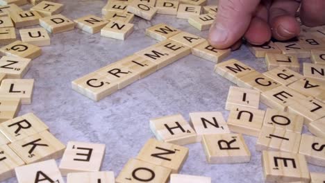 Crucigrama-De-Mosaicos-De-Scrabble-Con-Crimea-Y-La-Guerra-Hechos-En-Primer-Plano-De-La-Mesa