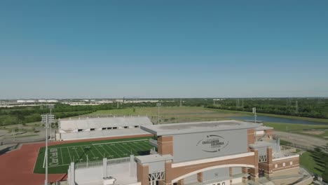 Una-Toma-Aérea-Del-Estadio-Challenger-Columbia-Del-Ccisd-Bajo-Un-Cielo-Azul-En-League-City,-Texas.