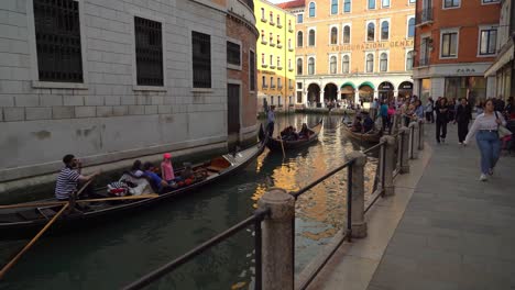 Gondoliers-oarsmens-waits-for-their-turn-to-sail-tourists