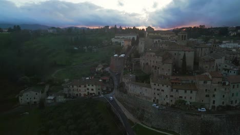 Explorando-Anghiari:-Tomas-Aéreas-Cinematográficas-Orbitando-Al-Atardecer,-Provincia-De-Arezzo,-Italia.