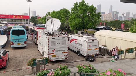 Camiones-De-Transmisión-De-Radio-Y-Televisión-De-Guangzhou-Estacionados-En-El-Complejo-De-La-Feria-De-Cantón-Para-La-Cobertura-De-Exposiciones,-Guangzhou,-China