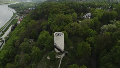Aerial-footage-capturing-impressive-castle-tower-and-mountainous-landscape-of-Kazimierz-Dolny,-Poland