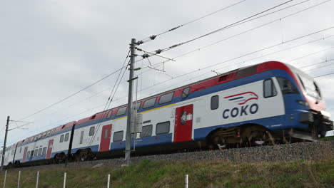 Tren-Interurbano-Del-Ferrocarril-Serbio-Llamado-Soko-En-Ferrocarril