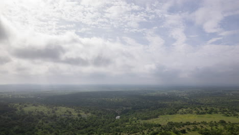 Hiperlapso-De-Nubes-Brumosas-Sobre-Colinas-Verdes-En-La-Región-Montañosa-De-Texas