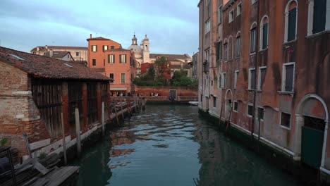 Italianos-Con-Amigos-Disfrutando-De-La-Velada-Cerca-Del-Canal-De-Agua-En-Venecia.