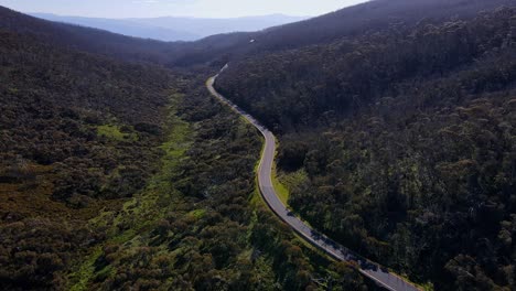 Alpine-Way-Road-Through-Lush-Mountains-In-Kosciuszko-National-Park-Near-Cabramurra,-NSW,-Australia