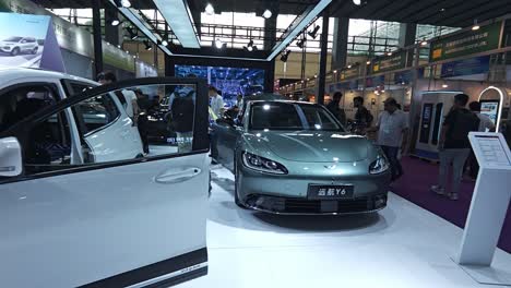 Elektroauto-Eines-Chinesischen-Herstellers-Auf-Der-Kanton-Messe-Ausgestellt
