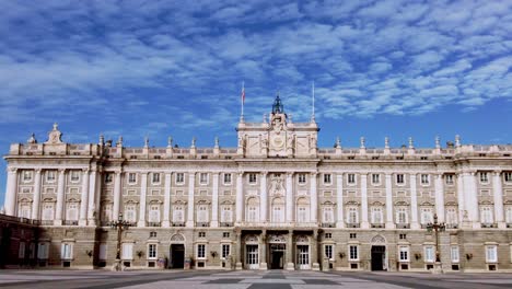 Fassade-Des-Königspalastes-Im-Stadtzentrum-Von-Madrid,-Spanien,-Königspalast-Tagsüber