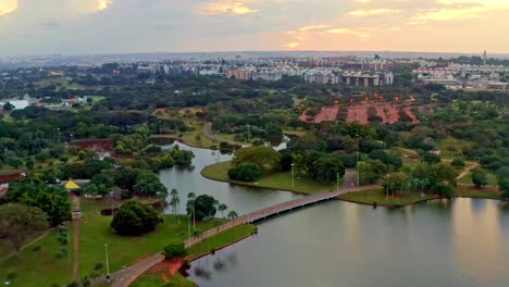 Goldener-Sonnenuntergang-über-Brasilias-Park-Mit-Wasserwegen-Und-Grün