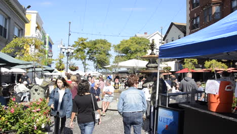 Berühmter-Federal-Hill-Town-Market-Mit-Menschen,-Die-Das-Sommerwetter-Genießen-Und-Einkaufen