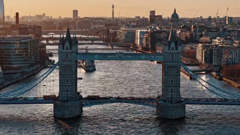 Zeitraffer-Des-Sonnenuntergangs-Der-Tower-Bridge-In-London-über-Der-Themse