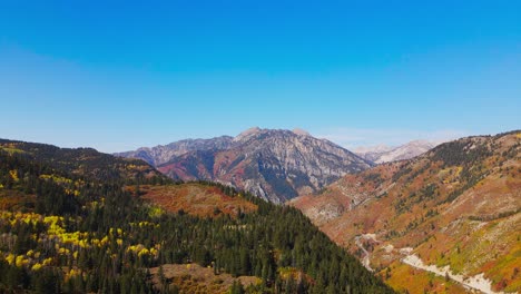 Drone-De-Lado-A-Lado-De-La-Cordillera