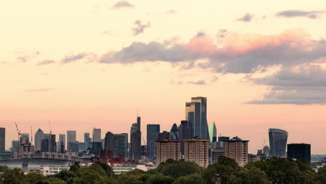 Time-lapse-De-Hermosa-Vista-Panorámica-Del-Horizonte-De-Londres-Al-Atardecer-Desde-Primrose-Hill