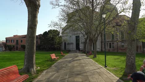 Eine-Italienerin-Geht-Mit-Ihren-Beiden-Hunden-In-Der-Nähe-Der-Basilika-San-Pietro-Di-Castello-In-Venedig-Spazieren