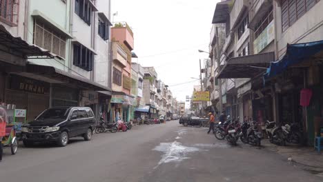 Toma-De-La-Ciudad-De-Binjai,-La-Pequeña-Ciudad-En-El-Norte-De-Sumatra,-Indonesia,-Con-La-Exclusiva-Máquina-Becak-De-Transporte-Público.