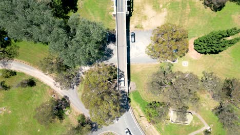 Volando-Sobre-El-Puente-De-Tharwa-En-El-Territorio-De-La-Capital-Australiana-Mirando-Hacia-Abajo-Mientras-Los-Autos-Cruzan-El-Río-Murrumbidgee