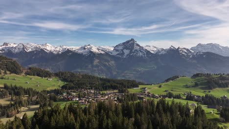 Pueblo-Alpino-Y-Picos-En-Amden-Arvenbüel,-Suiza---Antena