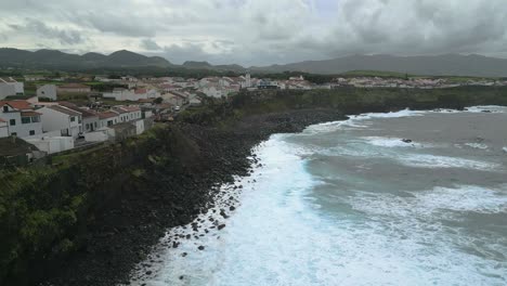 Aufschlussreiche-Luftaufnahme-Der-Küstenstadt-Calhetas-Auf-Der-Insel-Sao-Miguel,-Azoren