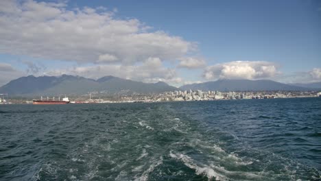 Estela-Chapoteando-Detrás-De-Un-Barco-Navegando-Lejos-Del-Norte-De-Vancouver-En-Canadá