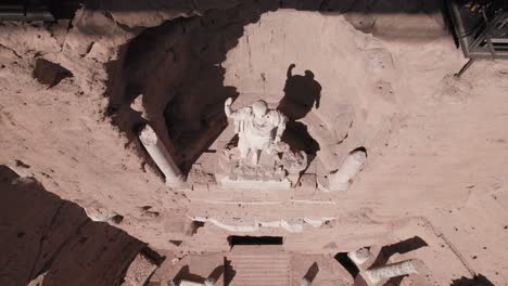Luftaufnahme-Der-Statue-Des-Römischen-Kaisers-Augustus-Im-Orange-Theatre