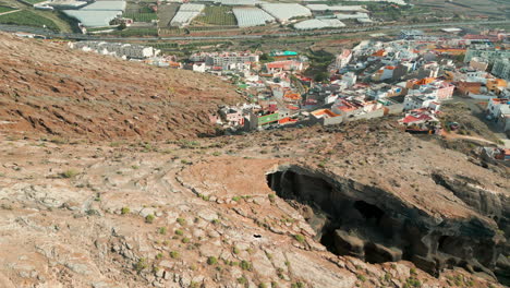 Fantástica-Vista-Aérea-Sobre-La-Cueva-De-Herrera-En-La-Montaña-De-Gáldar-Y-Con-Vistas-A-La-Ciudad-Y-Sus-Cultivos-De-Plátano.