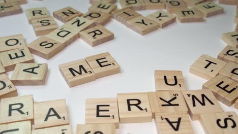 Palabra-Droga-Metanfetamina-Formada-En-La-Mesa-Con-Azulejos-De-Letras-Scrabble,-Primer-Plano