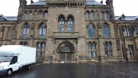 Blick-Auf-Die-Gotische-Architektur-Der-Universität-Glasgow-Bei-Regenwetter