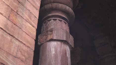 Schwenk-Von-Schnitzereien-Auf-Einer-Säule-Eines-Alten-Hindu-Tempels-Im-Bhojeshwar-Tempel-In-Bhopal,-Madhya-Pradesh,-Indien