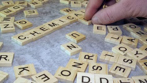 Dem-Scrabble-Wort-„Chemikalie“-Wurden-Kacheln-Hinzugefügt,-Um-Ein-Kreuzworträtsel-Mit-„Krieg“-Zu-Erstellen