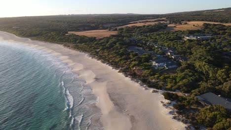 Drohnenluftaufnahmen-Bewegen-Sich-Rückwärts-über-Einen-Wunderschönen-Blauen-Strand-Mit-Weißem-Sand-In-Westaustralien-Neben-Einem-Nationalpark