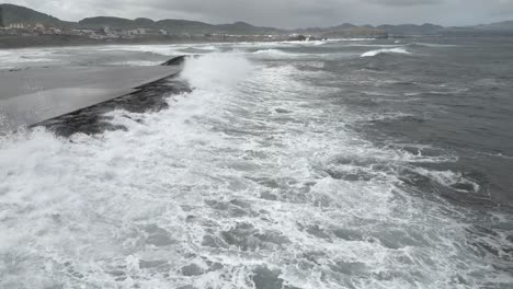 Stürmische-Meereswellen-Treffen-Auf-Wellenbrecher,-Ribeira-Grande,-São-Miguel,-Azoren
