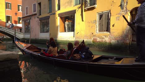 Gondel-Mit-Venezianischen-Ruderern-Gondoliere-Segelt-Durch-Wasserkanal-In-Venedig