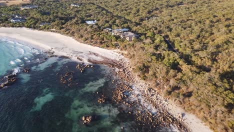 Drohnenluftaufnahme,-Die-Der-Kurve-Eines-Blauen-Strandes-Mit-Weißem-Sand-In-Westaustralien-Folgt
