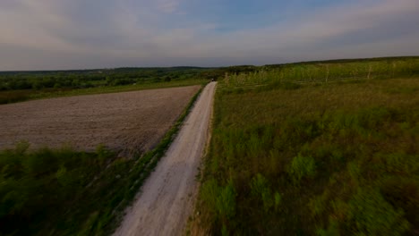 Vista-Por-Drones-De-Pastizales-Verdes-Frescos-Del-Campo-De-Kazimierz-En-Polonia-Bajo-Un-Día-Nublado