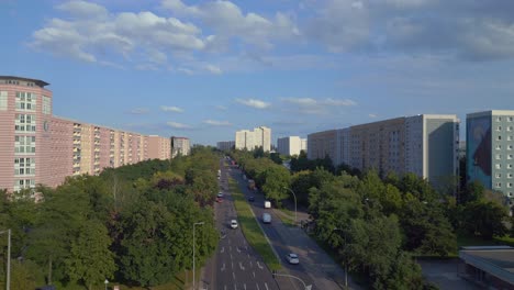 Autos-An-Einer-Straßenkreuzung,-Wohnblöcke,-Wohngebiet,-Hochhäuser