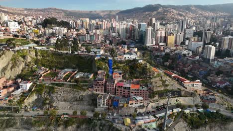 Drohnen-Luftaufnahme-Der-Hauptstadt-La-Paz-In-Bolivien,-Südamerika