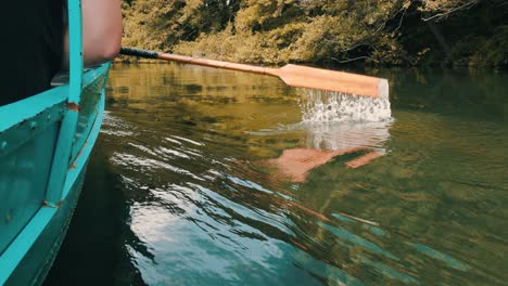 Boot-Auf-Dem-Wasser,-Das-Sich-Durch-Paddeln-Mit-Einem-Ruder-Im-Wasser-Fortbewegt