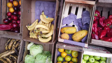 Primer-Plano-De-Los-Estantes-De-Las-Tiendas-De-Frutas,-Mercado-Sudamericano,-Plátanos-Coloridos,-Papaya,-Manzanas,-Naranjas-Mezcladas-Con-Verduras-En-Temporada-De-Otoño.