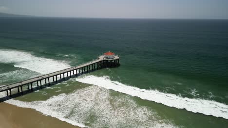 Drohnenvideo-Vom-Manhattan-Beach-Pier-In-Los-Angeles,-Kalifornien-An-Einem-Strahlend-Sonnigen-Tag