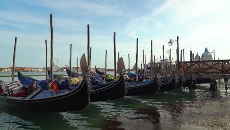 Gondeln-Schwimmen-In-Der-Nähe-Des-Hafens-Von-Venedig