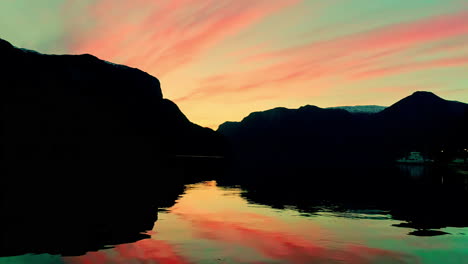 Espectacular-Panorama-Del-Amanecer-Sobre-Un-Lago-Con-Montañas-épicas