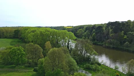 Río-Mayenne-Y-Campo,-Francia.-Avance-Aéreo