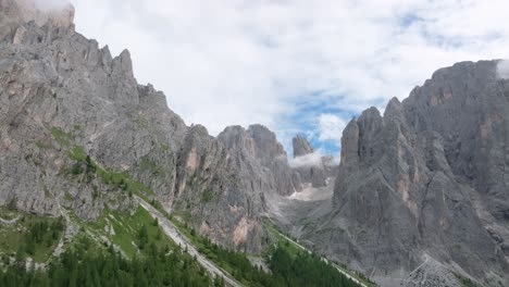 Luftaufnahme-Des-Kalksteinbergs-Sasmujel-In-Der-Nähe-Von-Santa-Cristina-Mit-Parallax-Effekt