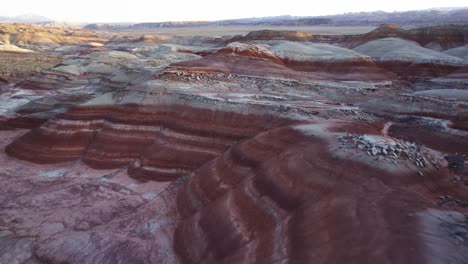 Vista-Aérea-De-4k-Drone-De-Baja-Elevación-De-Colinas-De-Bentonita,-Utah,-En-La-Hora-Azul,-El-Colorido-Paisaje-De-Marte-Aparece-Como-Colinas-Con-Bandas-De-Contornos-Suaves-En-Diferentes-Tonos-De-Marrón,-Rojo,-Morado,-Gris-Y-Verde.