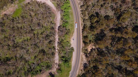 Toma-Aérea-De-Arriba-Hacia-Abajo-De-Un-Camión-Que-Pasa-Por-La-Carretera-Alpina-En-Crackenback,-Nueva-Gales-Del-Sur,-Australia