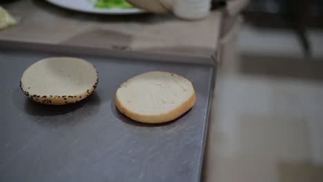 Koch-Streicht-Mayonnaise-Aufs-Brot