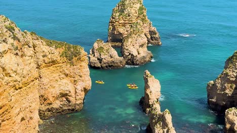 4-K-De-Kayaks-En-Las-Cuevas-Bengalíes-En-La-Costa-Del-Algarve-Portugal-Cerca-De-Los-Acantilados-De-Roca-Elefante