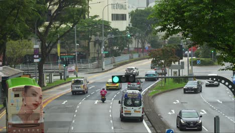 Tráfico-Ocupado-En-New-Bridge-Road-Y-La-Calle-EU-Tong-Sen-En-El-Centro-De-Singapur-En-Un-Día-Lluvioso