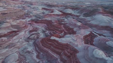 Luftaufnahme-Eines-4K-Drohnenüberflugs-über-Die-Bentonit-Hügel-In-Utah-Zur-Blauen-Stunde.-Die-Farbenfrohe,-Marsähnliche-Landschaft-Erscheint-Als-Sanft-Konturierte,-Gebänderte-Hügel-In-Unterschiedlichen-Braun-,-Rot-,-Lila-,-Grau--Und-Grüntönen.