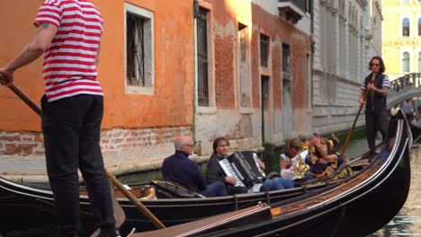 Akkordeonspieler-Spielt-Musik-In-Einer-Segelgondel-Im-Wasserkanal-In-Venedig